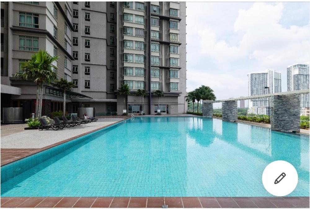 Shaftsbury Residence Cyberjaya With A Pool & Free Parking Exterior photo